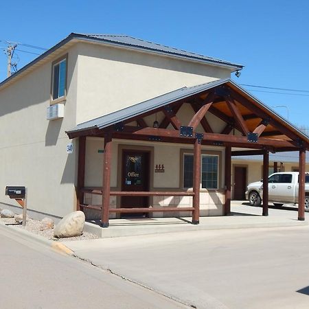 Winterton Suites Williston Bagian luar foto