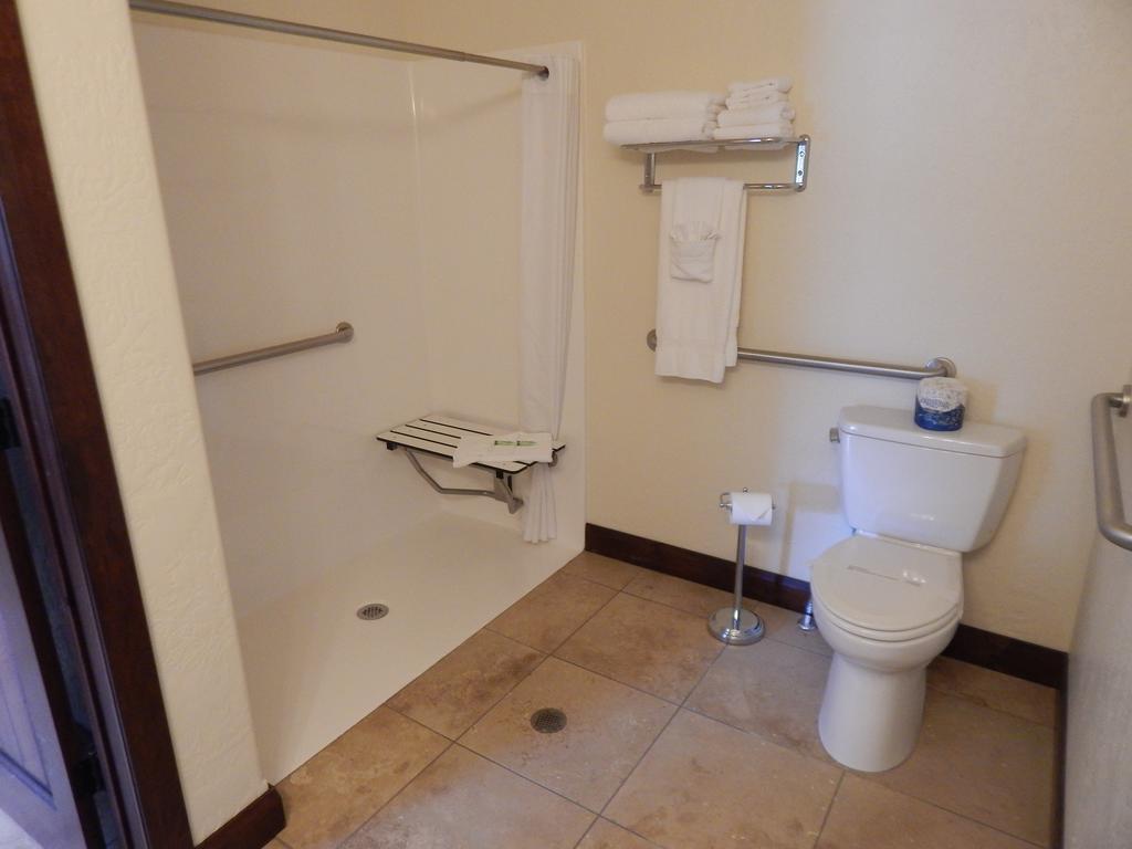 Winterton Suites Williston Bagian luar foto