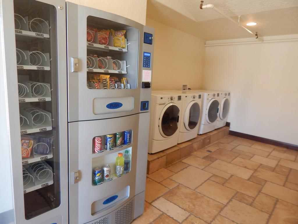 Winterton Suites Williston Bagian luar foto