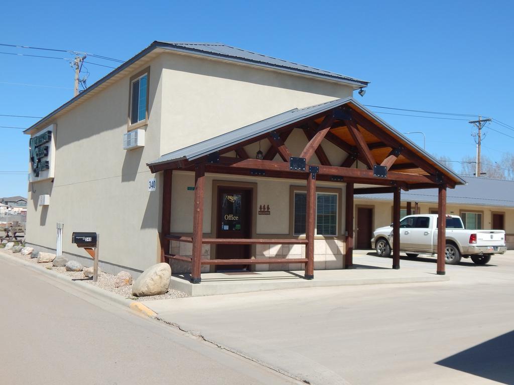 Winterton Suites Williston Bagian luar foto