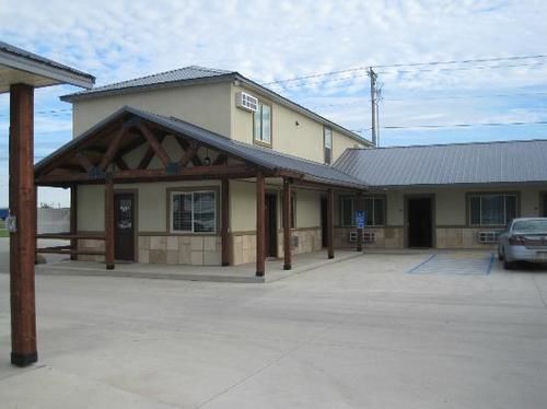 Winterton Suites Williston Bagian luar foto