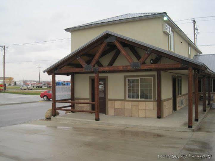 Winterton Suites Williston Bagian luar foto