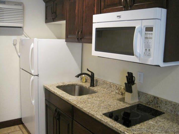 Winterton Suites Williston Bagian luar foto