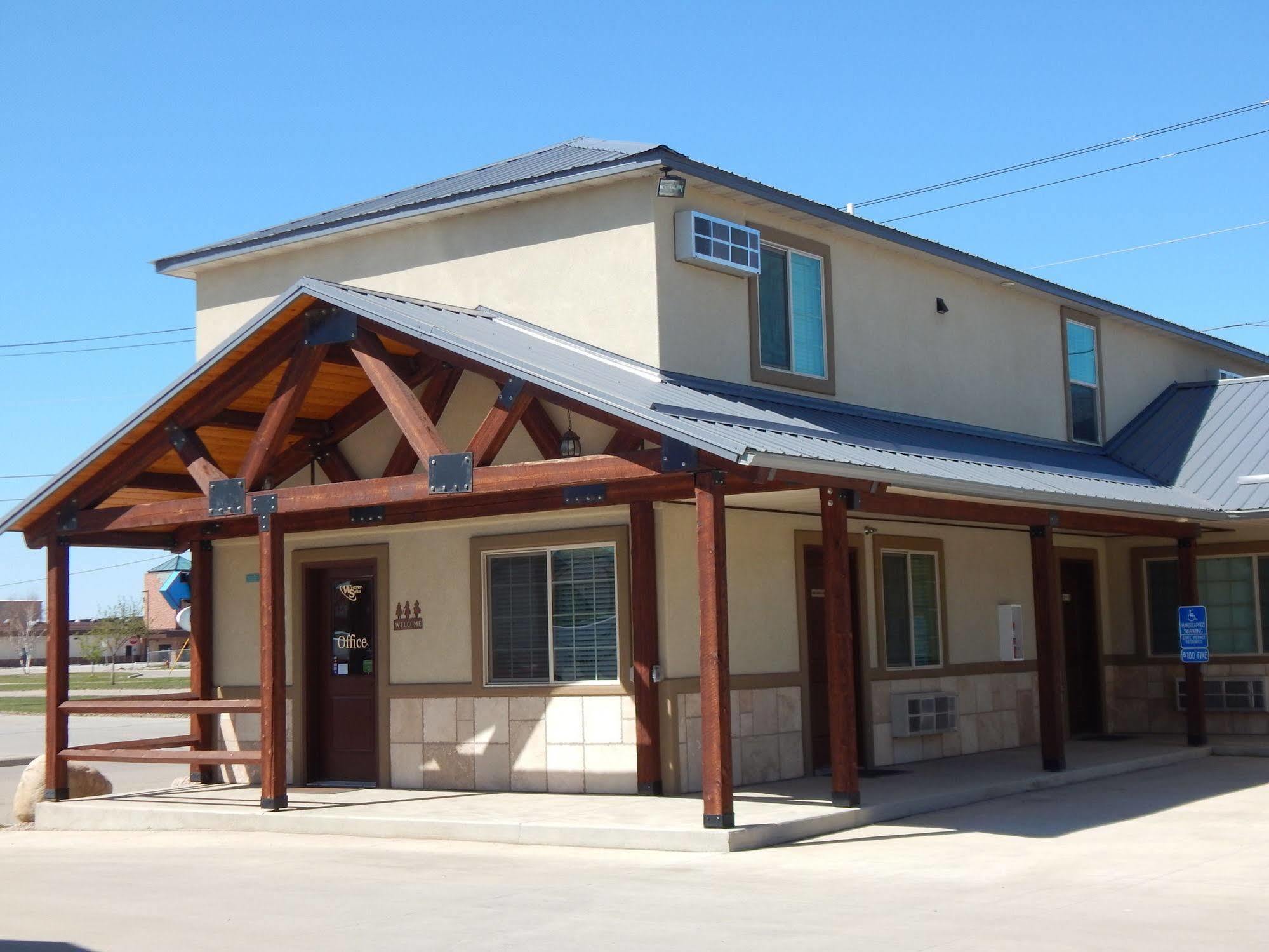 Winterton Suites Williston Bagian luar foto