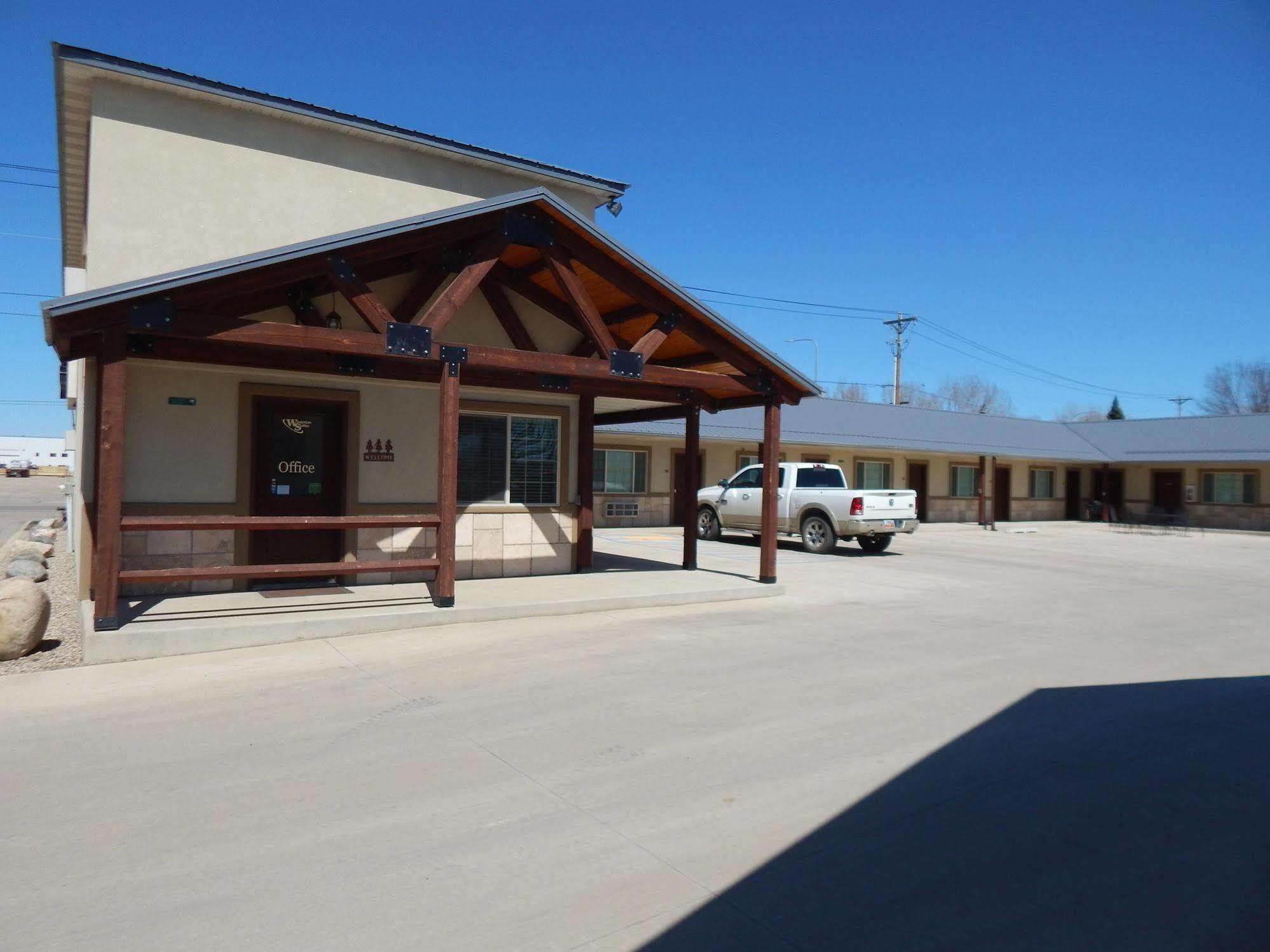 Winterton Suites Williston Bagian luar foto