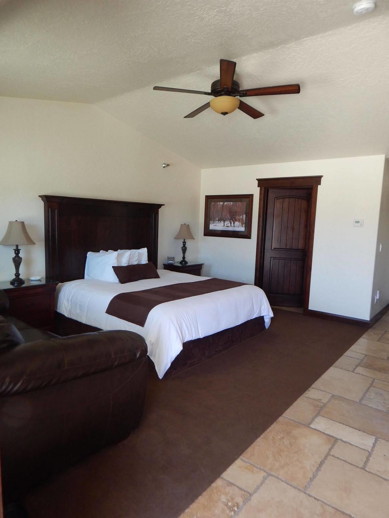 Winterton Suites Williston Bagian luar foto