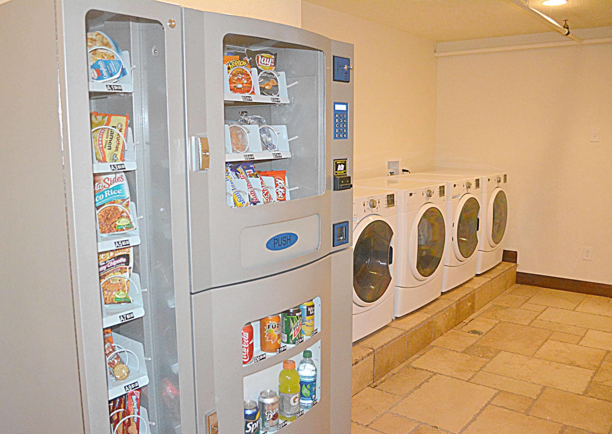 Winterton Suites Williston Bagian luar foto