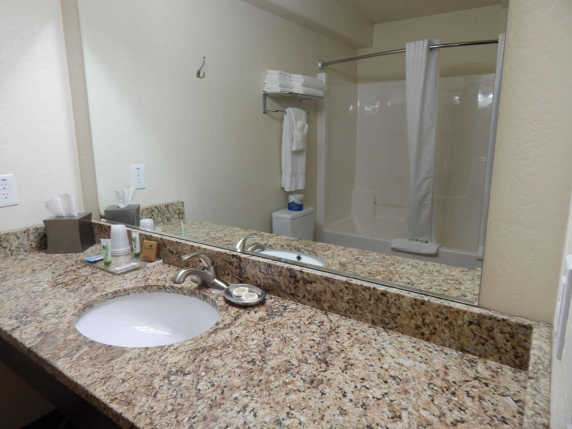 Winterton Suites Williston Bagian luar foto