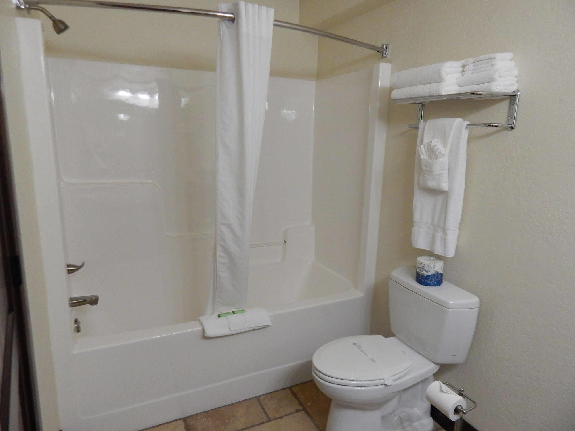 Winterton Suites Williston Bagian luar foto