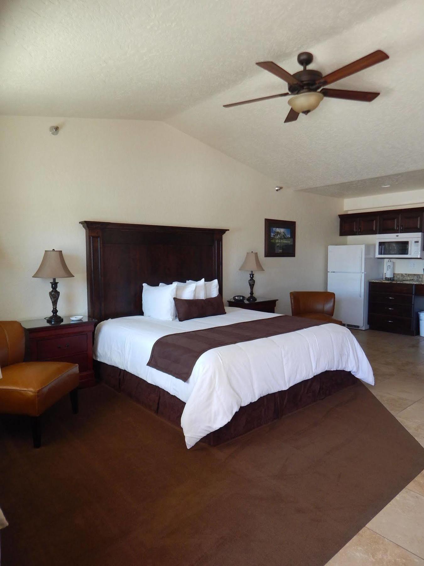 Winterton Suites Williston Bagian luar foto