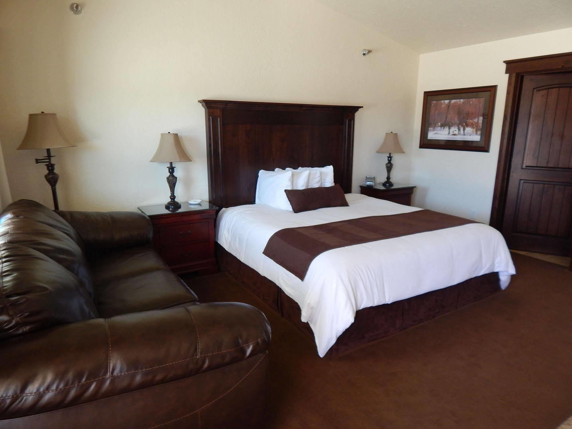 Winterton Suites Williston Bagian luar foto