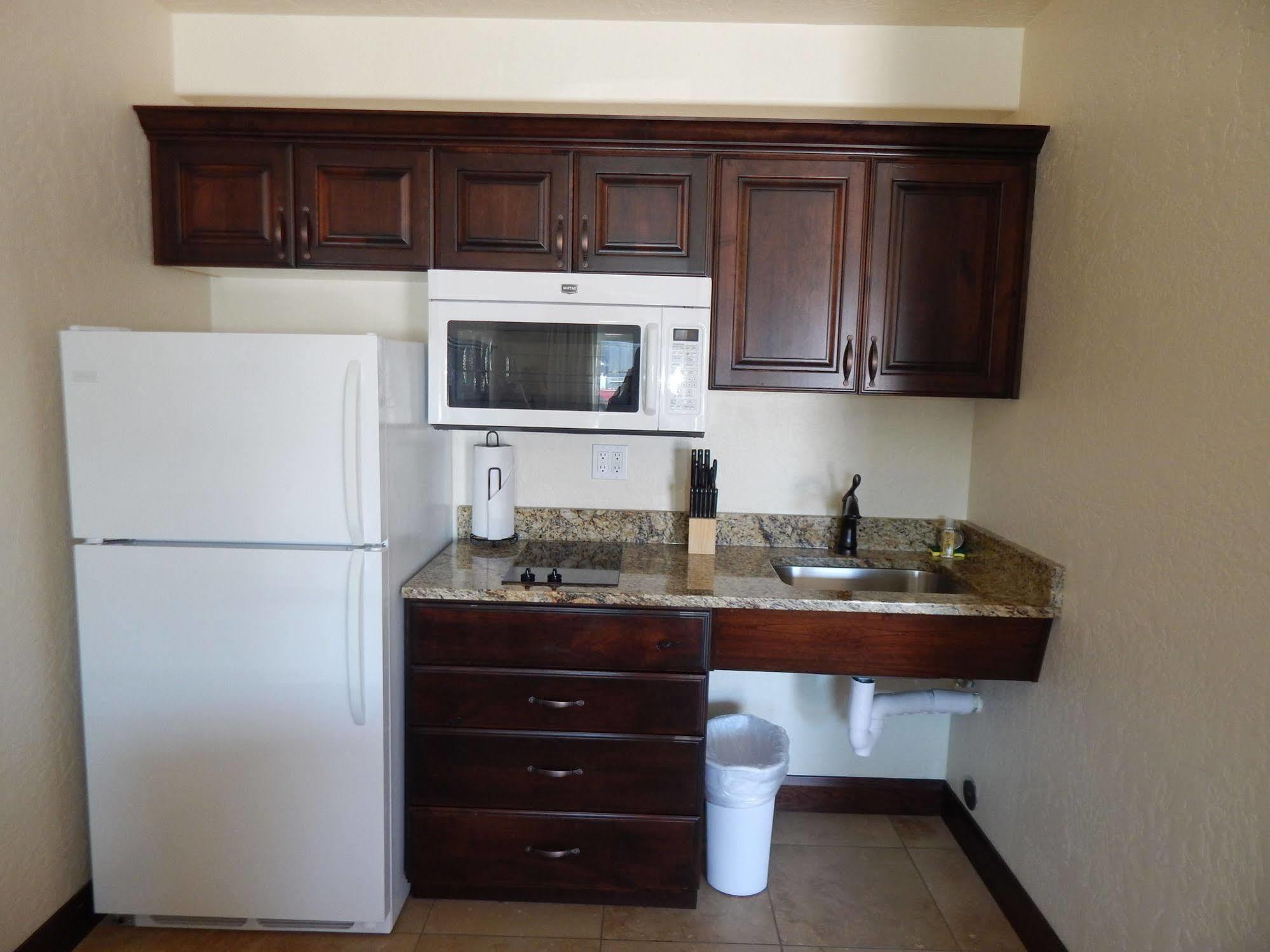 Winterton Suites Williston Bagian luar foto