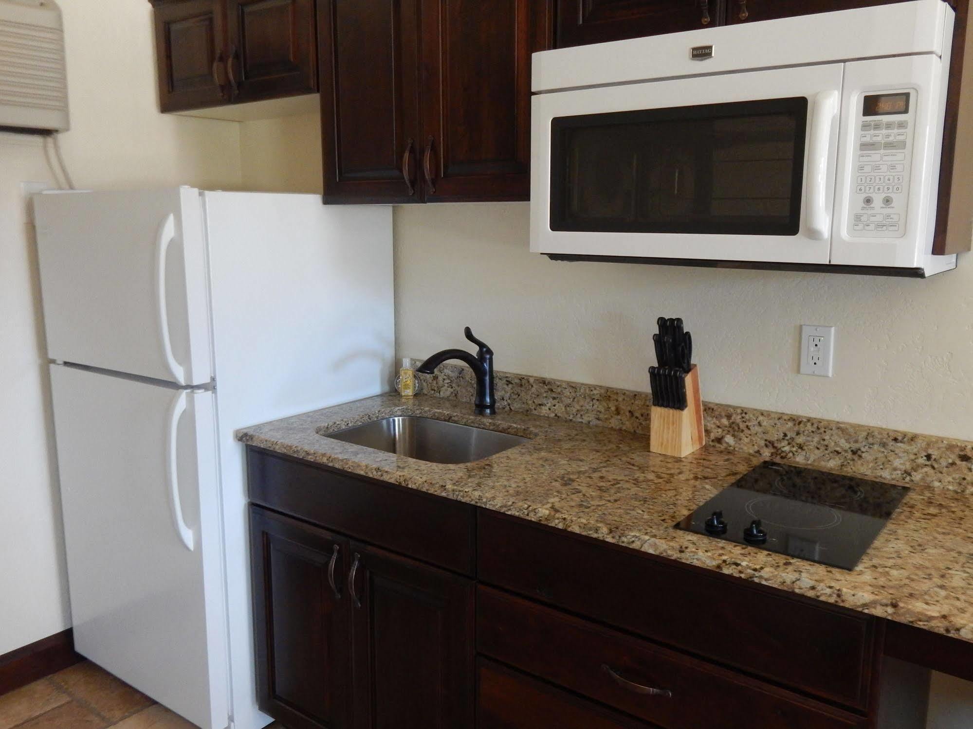 Winterton Suites Williston Bagian luar foto
