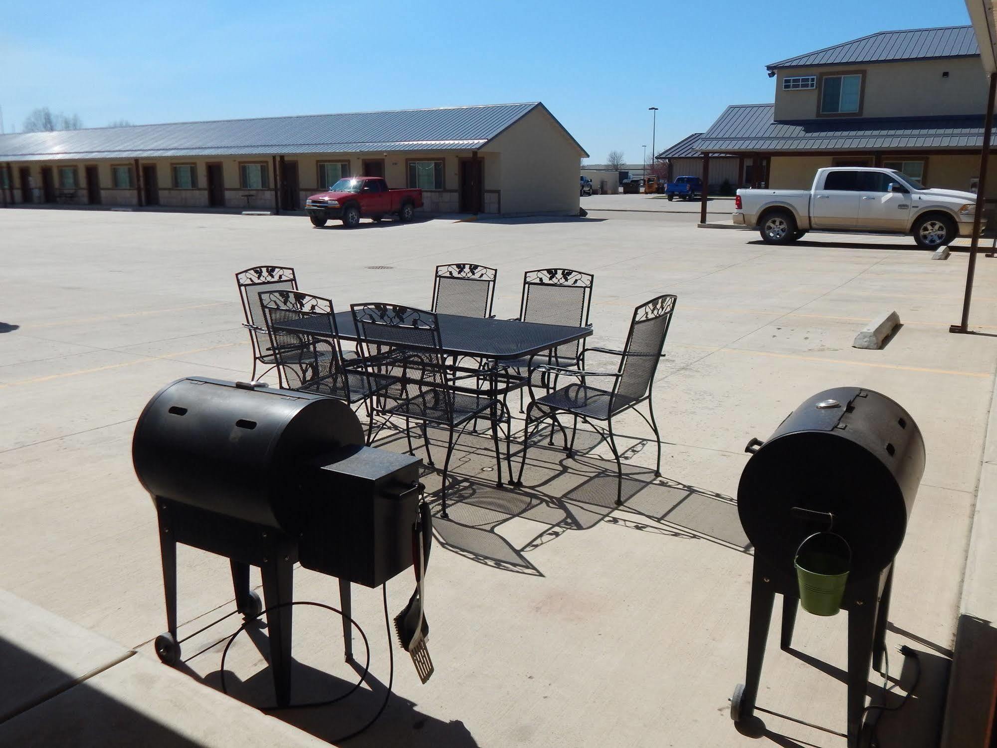 Winterton Suites Williston Bagian luar foto