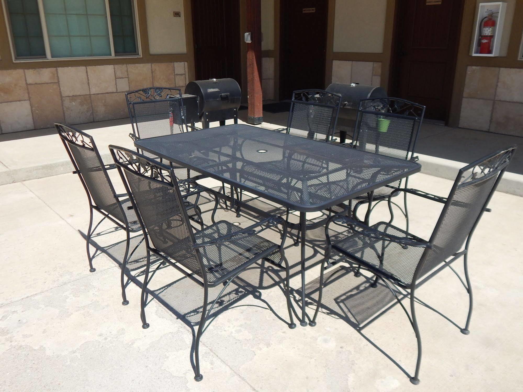 Winterton Suites Williston Bagian luar foto