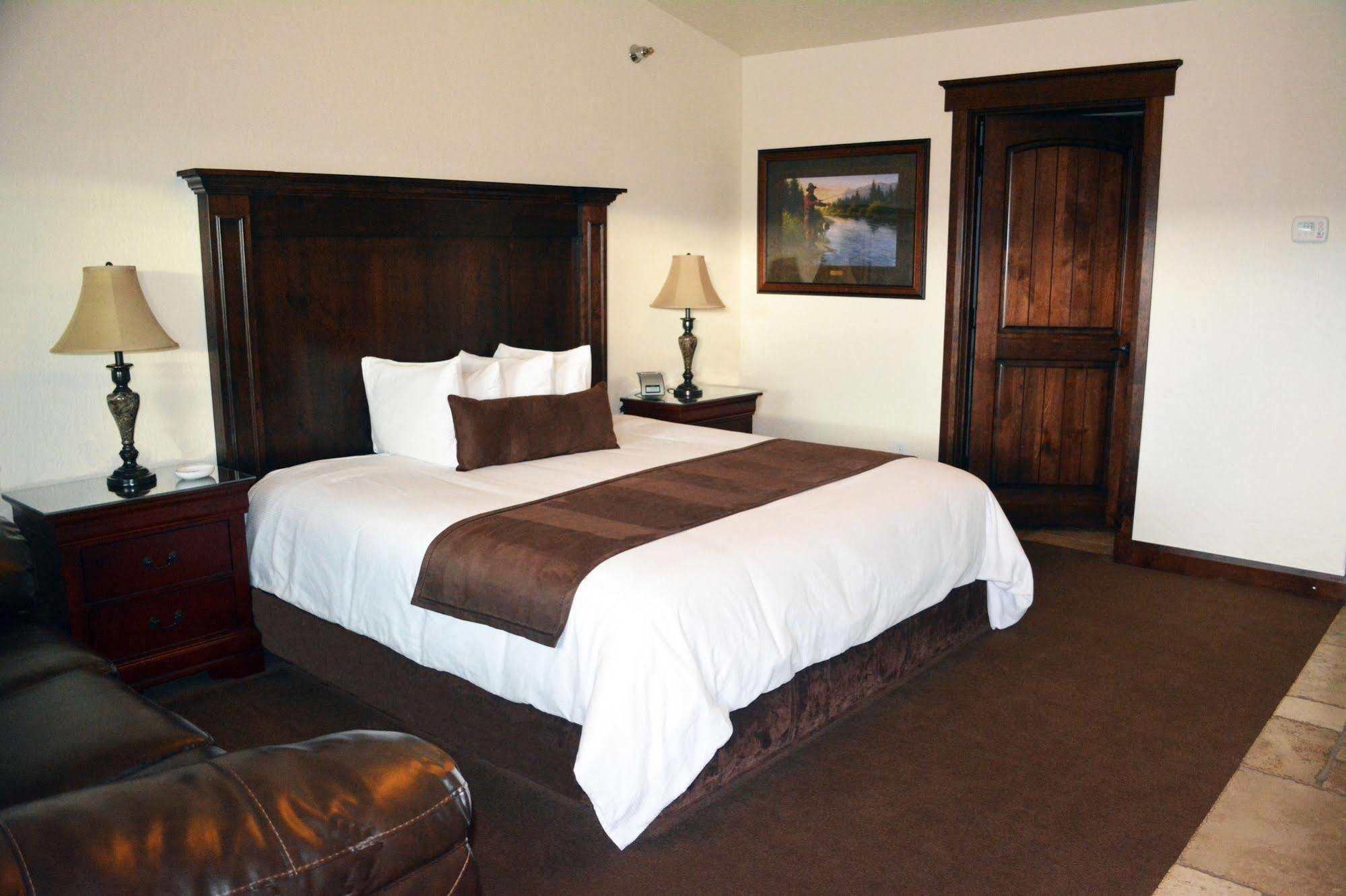 Winterton Suites Williston Bagian luar foto
